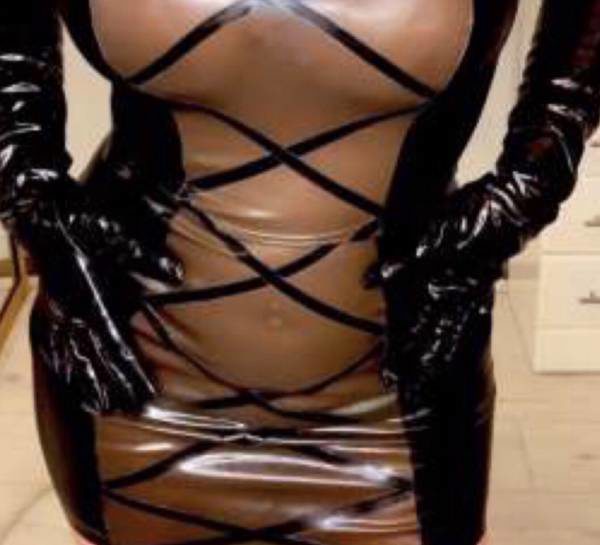 LATEX BABY Latex fetish et Bas nylons et Gode ceinture