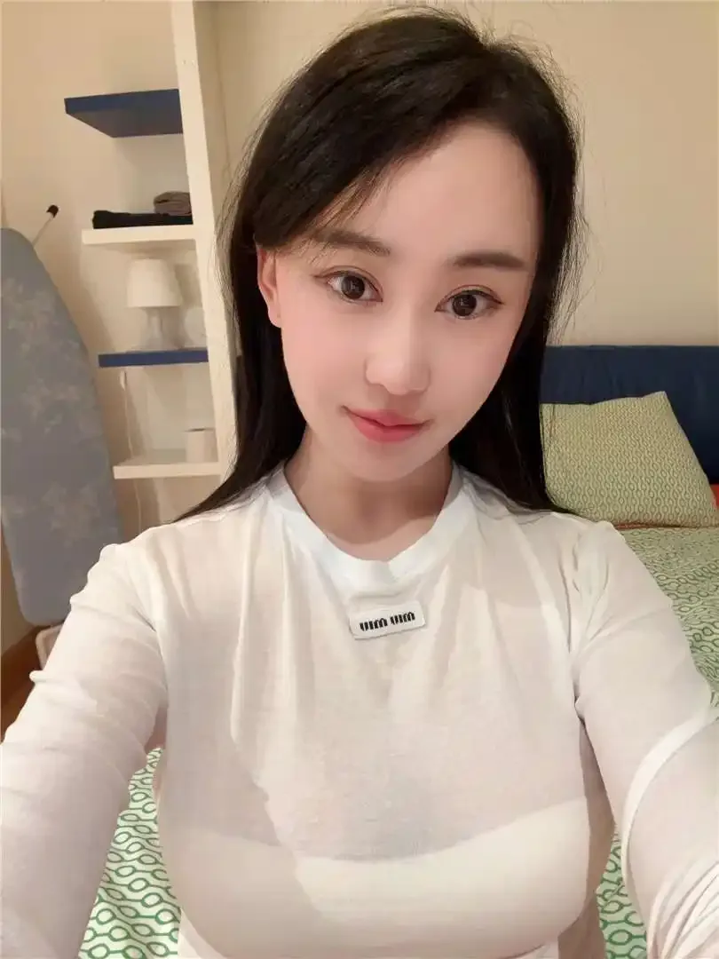 Une adorable jeune étudiante a