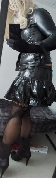 Travestie chaude avec talon et collants sexy