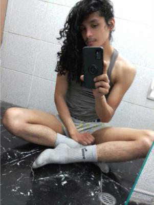 Jeune homme latin (long cheveux)