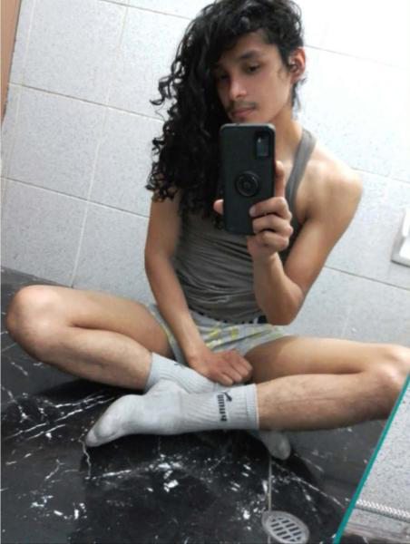 Jeune homme latin (long cheveux)