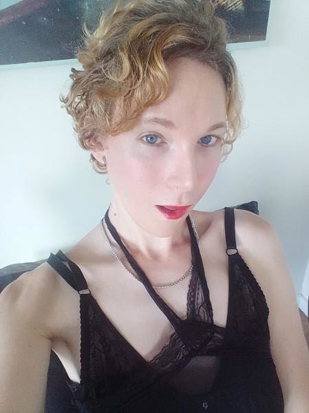 Sexy jeune trans androgyne masseuse pro