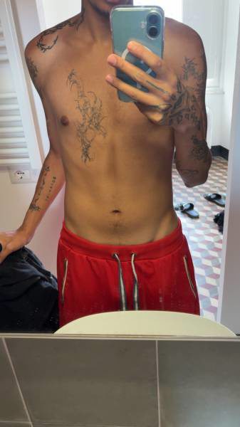 Jeune homme bien foutu de 20 ans