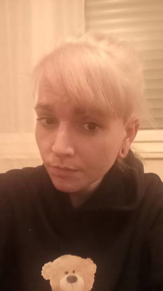 Jeune femme trans suceuse pro expert meme
