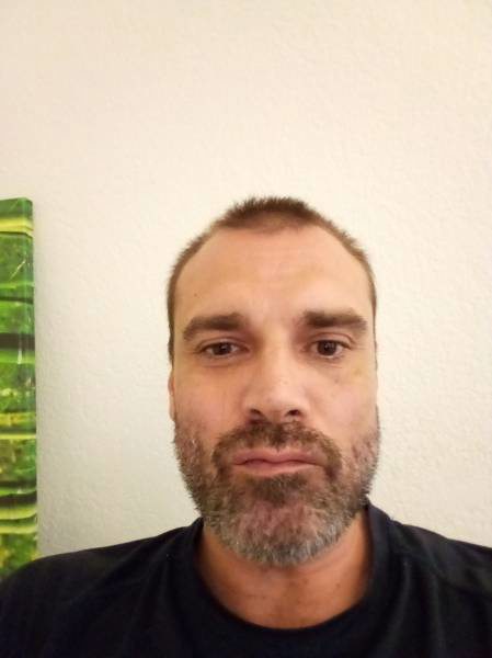 Bel homme à votre service