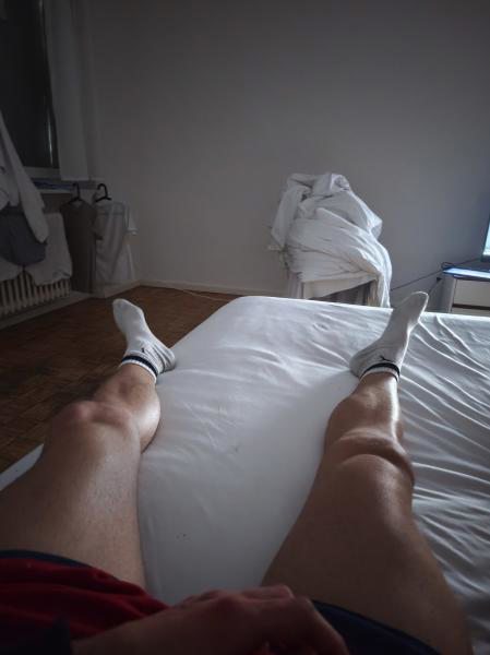 Jeune homme bg bm discret masculin espagnol sportif et musclé