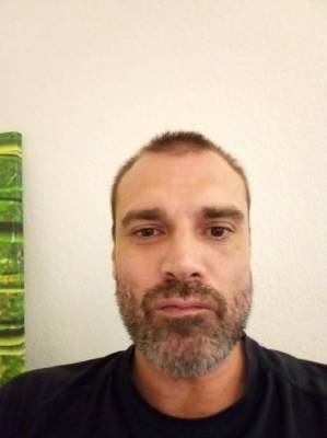 Bel homme à votre service