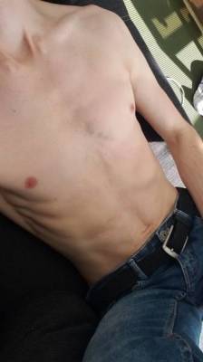 Homme se propose comme modèle photos, modèle nu