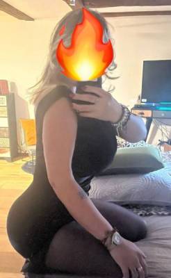 Belle femme blonde avec les gros seins