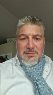 Homme raffiné, charmant et attentionné à votre service